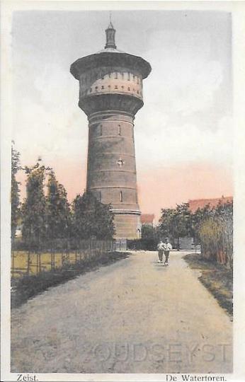 Transvaalwijk0008, Watertoren. 1916.jpg - De Watertoren is gebouwd in 1896 door de Utrechtsche Waterleiding-Maatschappij om Zeist te voorzien van water. In 1872 werd er een onderzoek in gesteld door de gemeente Zeist om zeker 40 openbare pompen te controleren, waaruit bleek dat het met de Zeister waterkwaliteit  in het algemeen nogal mee viel. Het bestuur van de Gemeente heeft tot de bouw besloten na een paar incidenten, zoals op 28 oktober 1893 toen het eerste geval van cholera asiatica voorkwam bij de familie W. van Eck die achter Schaerweide woonde, Zijn vrouw had water gedronken uit hun eigen huispomp, die met een varkenshok in verbinding stond, zij bezweek binnen de kortste tijd aan de ziekte. Een gemeentepomp die zuiver water geeft, stond in de onmiddellijke nabijheid. En daardoor werd er besloten een eigen watertoren te bouwen aan de Bergweg. Gezicht vanaf de Driestlaan (Hortensialaan) met nog geen bebouwing en naast de watertoren recht nog net te zien de Ouden van Dagen huisjes waar nu de Rehoboth school staat.  Opname van 1916.